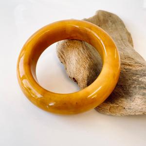 Bracelet en jaune d'œuf fait main de 56 mm en ambre baltique naturel ; Bracelet classique unisexe - Product Image 4