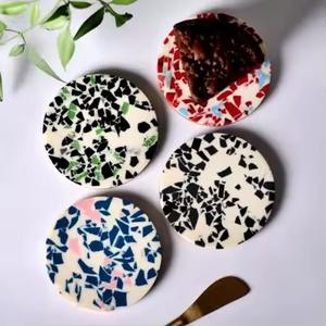 ที่รองแก้วเรซินฝังหินขัดทำด้วยมือทรงกลมพร้อมชิปหลากสีสำหรับห้องครัวบาร์ทานอาหารและของขวัญขึ้นบ้านใหม่ - Product Image 4