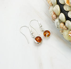 Pendiente de gancho de forma redonda de ámbar Báltico natural de Plata de Ley 925 - Product Image 1