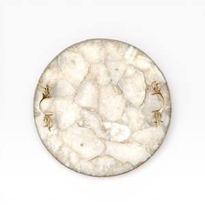 Plateau de service rond en onyx blanc naturel avec une texture de cristal translucide douce et des poignées décoratives en feuille d'or - Product Image 1