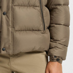 Veste matelassée pour homme avec couleur unie, matériau de haute qualité / Prix de gros avec capuche réglable, manches longues avec poche latérale zippée - Product Image 4