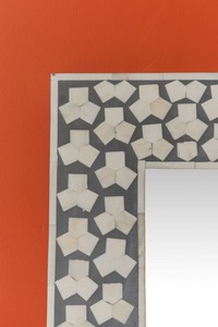 Espejo de pared decorativo de lujo, marco de incrustaciones de hueso con resina epoxi, espejo de tocador de color negro directo a los mejores precios de faizacraft - Product Image 5