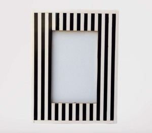 Lujoso marco de fotos de rayas blancas y negras con incrustaciones a mano para un diseño interior premium y esquemas de decoración moderna foto de resina o MDF - Product Image 2