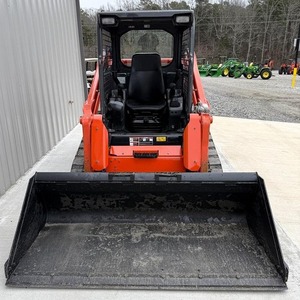 Chargeuse compacte diesel Perkins haute performance 75 kW en service - Product Image 4