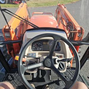 รถแทรกเตอร์ล้อ M7040D มือสอง ขับเคลื่อน 4 ล้อ 70 แรงม้า พร้อมระบบเกียร์ ปั๊ม และมอเตอร์ - Product Image 4