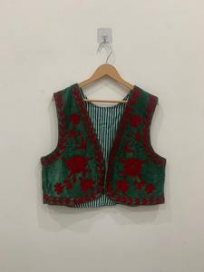 Gilet ouvert avant en velours Suzani vintage fait à la main pull d'hiver brodé veste sans manches pour femmes - Product Image 3