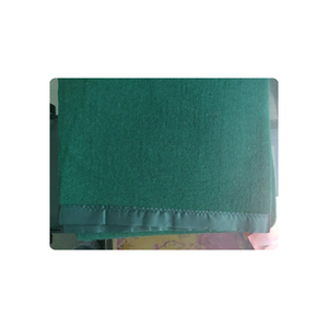 Couvertures Raschel tricotées de taille personnalisée Jetés d'hôpital portables confortables avec motif solide pour les commandes en gros d'hiver de haute qualité - Product Image 1