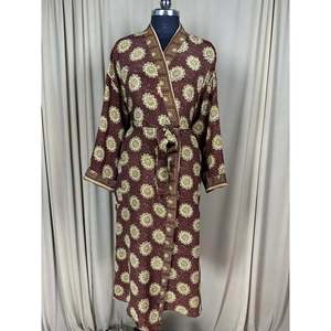 Robe de plage vintage chic bohème pour femme en soie de sari recyclée, idéale pour les tenues de villégiature, kimono Gypsy House pour la détente et les tenues de bain. - Product Image 2