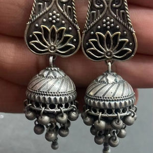 Navaratri ทำด้วยมือแบบคลาสสิกออกซิไดซ์ต่างหูตะขอสังเคราะห์แบบพิเศษเยอรมันโบราณสีเงิน - Product Image 1