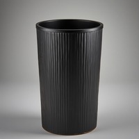 Poubelle en laiton de qualité supérieure avec finition noire polie conçue pour les maisons élégantes et fonction utilitaire décorative.