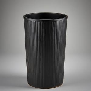 Cubo de basura de latón Premium con acabado negro pulido diseñado para hogares elegantes y función de utilidad decorativa. - Product Image 6