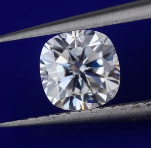 Piedra preciosa suelta de moissanita con corte de cojín de 4mm con certificado GRA, piedra creada en laboratorio de corte brillante de precisión, Ideal para Joyería Fina - Product Image 2