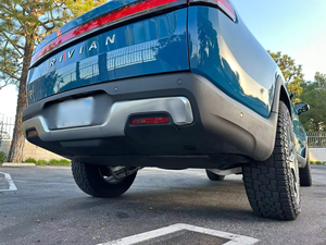 R1T 2024 Usado en Buenas Condiciones, Volante a la Izquierda, Asientos de Cuero, Automático, Portaequipajes de Aluminio R17, Cámara Trasera - Product Image 5