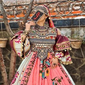 Nouvelles robes afghanes pour femmes au design unique de couleur unie, idéales pour les robes de mariage et de fête, robes afghanes respirantes Kutchi - Product Image 2
