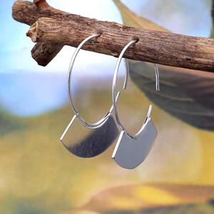 Pendientes de Aro Plateados con Arco Geométrico, Pendientes de Aro Minimalistas - Product Image 1