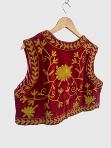 Chaleco de terciopelo rojo para mujer, bordado floral, hecho a mano, estilo vintage, sin mangas, sin cuello, con cuello en V - Product Image 3