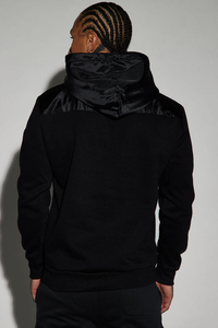 Sweat à capuche utilitaire noir élégant Urban Edge pour hommes de haute qualité fabriqué en usine avec un faible quantité minimale de commande et une usine de production rapide au Pakistan - Product Image 4