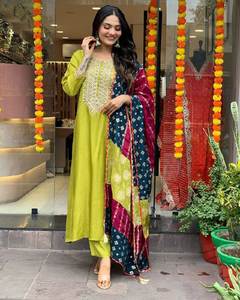 Salwar Kameez pakistanaise élégante de qualité supérieure pour femmes avec broderie traditionnelle et design élégant au meilleur prix - Product Image 4