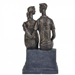 Figurines en aluminium artisanales représentant des couples mettent en valeur la beauté de l'interaction humaine grâce à une maîtrise artistique. - Product Image 4