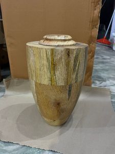 Urna de Madera de Mango Tallada a Mano para Cenizas, Cierre Seguro de la Tapa, Resistente al Agua y a la Intemperie, Soporte para Urna Conmemorativa para Uso en Exteriores/Jardín - Product Image 6