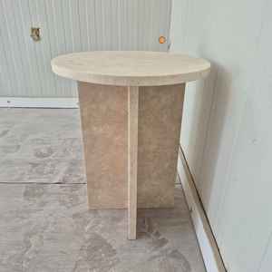 Table d'appoint moderne en travertin Table d'appoint élégante en pierre naturelle Table d'appoint élégante pour salon chambre bureau ou contemporain - Product Image 5