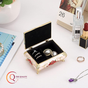 Boîte à bijoux en métal de vente chaude boîte à bijoux florale élégante avec des accents d'or ornés belle boîte à bijoux rose - Product Image 2