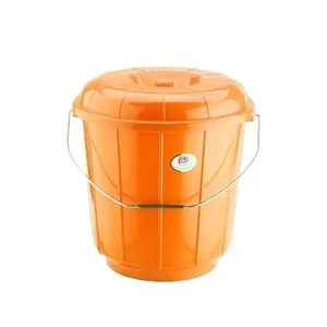 Cubo de agua de plástico portátil de alta capacidad de 2 L con tapa y mango de acero EXPORTACIÓN DE India con precio barato