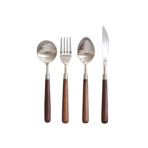 ชุดเครื่องใช้บนโต๊ะอาหารทำจากสแตนเลสสตีลพร้อมที่จับไม้ที่ดูเป็นธรรมชาติแบบเรียบง่ายสำหรับสภาพแวดล้อมการรับประทานอาหารที่ทันสมัย - Product Image 1