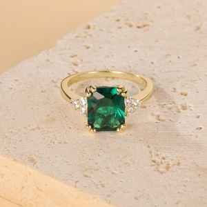 Vente flash Bague en or vermeil réglable avec sertissage à griffes en émeraude et CZ blanc 8x6MM Bijoux pour femmes Anniversaire et usage quotidien - Product Image 1