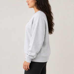 Sweat-shirt à col rond pour femme, gris chiné clair, avec lettres varsity en relief, manches longues, Trackstar, OEM, marque privée - Product Image 3