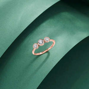 Bague décontractée TriLumous sertie de diamants - Product Image 1