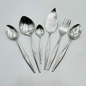 Cucharas de acero espejadas pulidas a mano con hueso duradero y mangos de resina ideales para uso doméstico elegante y momentos de regalo - Product Image 1