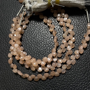 ลูกปัด briolette รูปหัวใจขนาดเล็กสีพีชมูนสโตนขนาด4-4.5มม. ลูกปัดอัญมณีขายส่งจากผู้จำหน่ายที่เชื่อถือได้ - Product Image 3