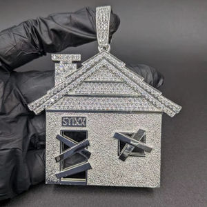 Colgante Hip Hop Iced Trap House de Moissanita, Plata de Ley 925 Bañada en Oro, Joyería Unisex para Raperos, Regalo de Diseño Único - Product Image 1