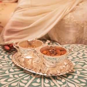 Juego de 2 Cuencos para Frutos Secos con Diseño Oriental, Hechos a Mano, Plateados, con Forma de Elefante y Pavo Real, con Bandeja Redonda Pulida - Product Image 3