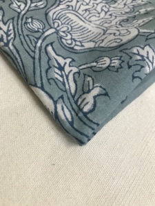Tela de Algodón Estampada a Mano en Gris y Blanco |   Textil Indio Tradicional con Diseño Floral de Vid - Product Image 5