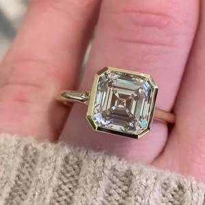 แหวนหมั้นเพชรแล็บ 2.70 กะรัต รับรองโดย IGI ทรง Asscher ขอบเพชรแบบ Split Bezel ตัวเรือนทองคำ สำหรับผู้หญิง สี D-E-F ความสะอาด VVS-VS เหมาะสำหรับงานแต่งงาน - Product Image 1