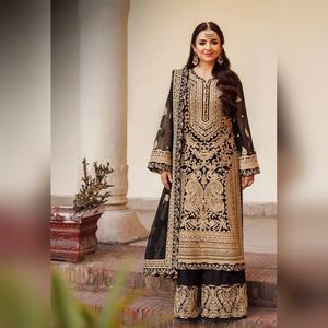 Ensemble salwar kameez en coton élite avec haut et bas ornés de broderies lourdes et dupatta assorti pour les sorties décontractées, vente en gros - Product Image 1