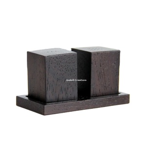 Ensemble de salières poivrières en bois rustiques faites à la main avec plateau outils d'herbes et d'épices pour la cuisine à manger utilisation de cadeaux - Product Image 1