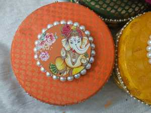 Tissu de brocart en acier sans tache avec dentelle de perles Ganpati Mithai Box 250 et 500 grammes Faveur de mariage indien - Product Image 2