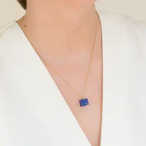 Collar con Colgante de Plata de Ley Pulida con Piedra Natural de Lapislázuli Azul en Forma de Cubo - Product Image 6