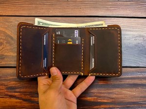 กระเป๋าเงินแฟชั่นพับสามทบสำหรับผู้ชาย LTW-0021หนังแท้สำหรับผู้ชายสั่งทำได้ - Product Image 3