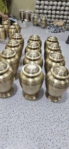 Urna Funeraria de Latón de Alta Calidad Estilo Americano con Diseños Personalizables, Capacidad de 220 Pulgadas Cúbicas, Acabado Negro Dorado - Product Image 2