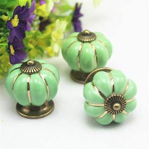 Perilla de flor de cerámica Premium con base de metal sólido Acento decorativo elegante para armarios Cajones Puertas Armarios y muebles - Product Image 1