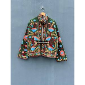 Chaqueta Suzani de terciopelo verde hecha a mano Unisex, abrigo de fiesta corto al por mayor, abrigo de algodón con flores bordadas de seda para otoño - Product Image 5