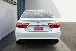 2015 Toyota Camry XLE V6 berline utilisé intérieur en cuir foncé boîte de vitesses automatique 4L Turbo moteur R17 jantes en alliage arrière électrique - Product Image 2