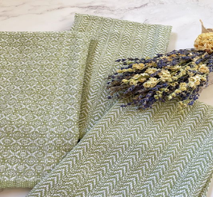 Serviettes en coton texturé gaufré en rose poussiéreux uni et en terre cuite foncé. Disponible à prix de gros. - Product Image 4