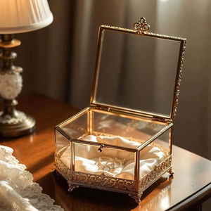 Boîte à bijoux en métal et en verre, construction solide et durable, anti-poussière, résistante aux rayures, verrouillage sécurisé, organisateur pour le rangement des bijoux - Product Image 1