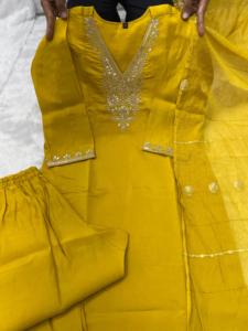 ชุดคุर्ติ กางเกง และผ้าคลุมไหล่สีมัสตาร์ดพิเศษ ดีไซน์ใหม่ แบรนด์ Haldi Seremany คอวี พร้อมการตกแต่งแบบเต็มตัว - Product Image 4