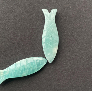 หินอัญมณีแกะสลักจากหินอะมาโซไนต์ธรรมชาติรูปปั้นคริสตัลทำมือสำหรับเครื่องประดับและการตกแต่งปลาแกะสลักจากอเมซอนไนต์ธรรมชาติ - Product Image 3